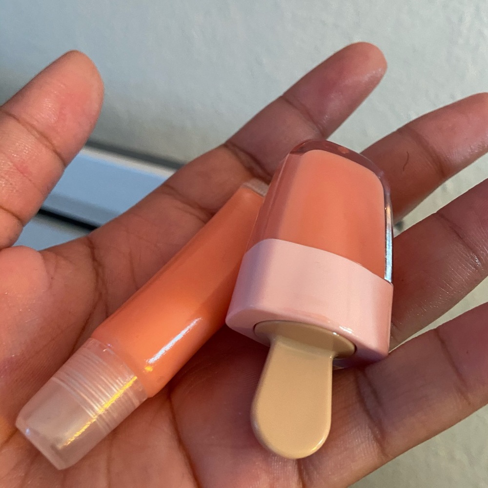 Tinted peach lipgloss 🍑